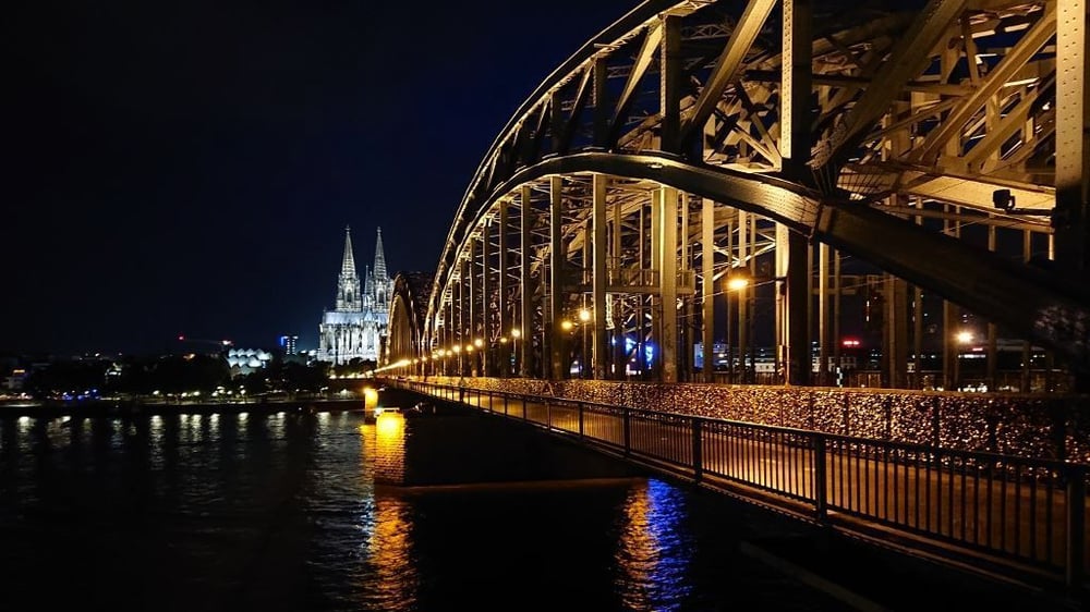 Hohenzollenrbücke Köln-Deutz mit Blick auf den Kölner Dom
