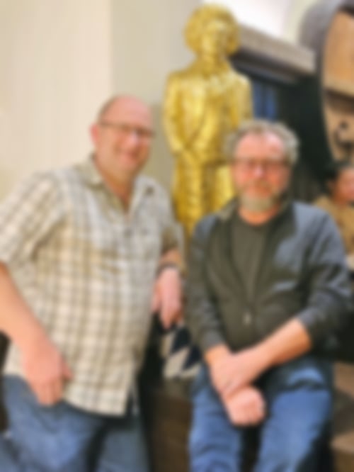 Thorsten Trütgen und Gerd Hirn (v. li.) sind langjährig erfahrene Medienprofis im Print- und Online-Bereich. Die beiden „Immis“, wie man im Kölner Umland liebevoll Zugezogne nennt, haben im Juli 2020 mit „Rhein ins Ohr – Der Podcast für das Rheinland“ einen Podcast aus der Region und für die Region gestartet. In der aktuellen vierten Folge wird die Remagener Band „The Geheimratsecken“ vorgestellt. (Foto: Thorsten Trütgen)