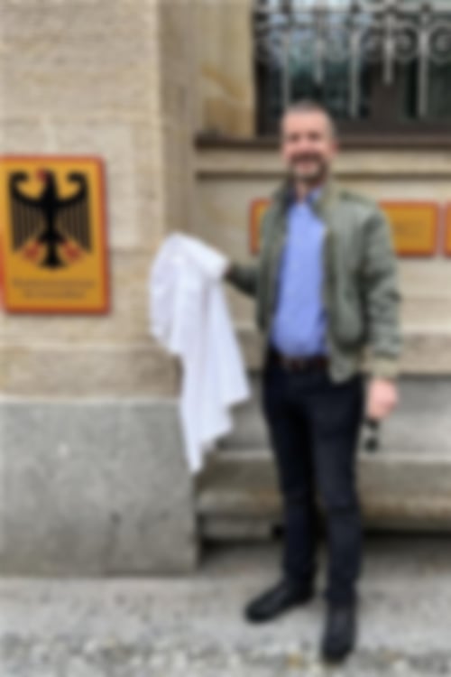 Hausarzt Dr. Steffen Grüner tritt für seine Meinung ein: Hier in Berlin beim Ärzteprotest Anfang Oktober 2023, als Mediziner vorm Bundesgesundheitsministerium ihre Kittel ablegen.