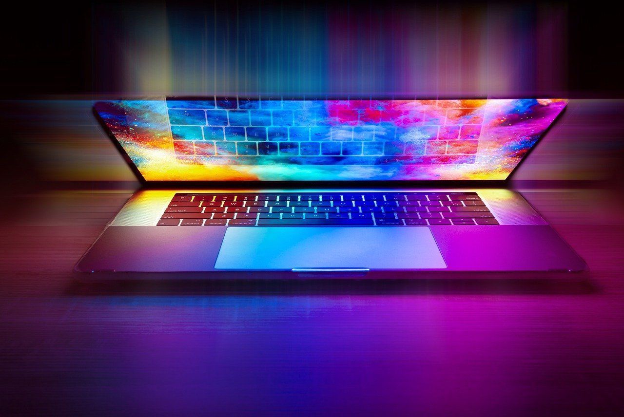 Aufgeklapptes Notebook mit leuchtende, bunten Bildschirm
