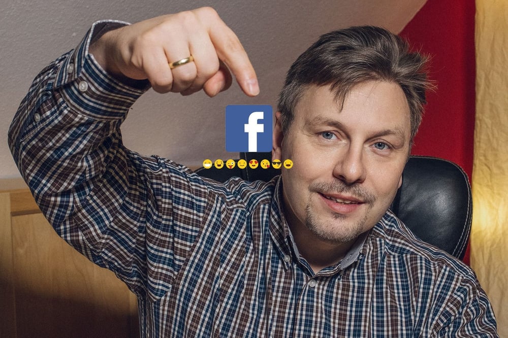 Ragnar Szkudlarek der auf ein Facebook logo zeigt  