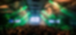 Logo Justin Prince mit grünem Licht