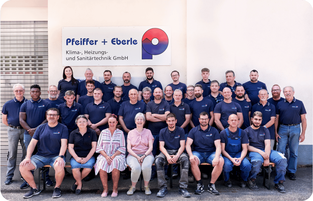 Gruppenfoto der Mitarbeitenen der Firma Pfeiffer + Eberle vor der Werkshalle