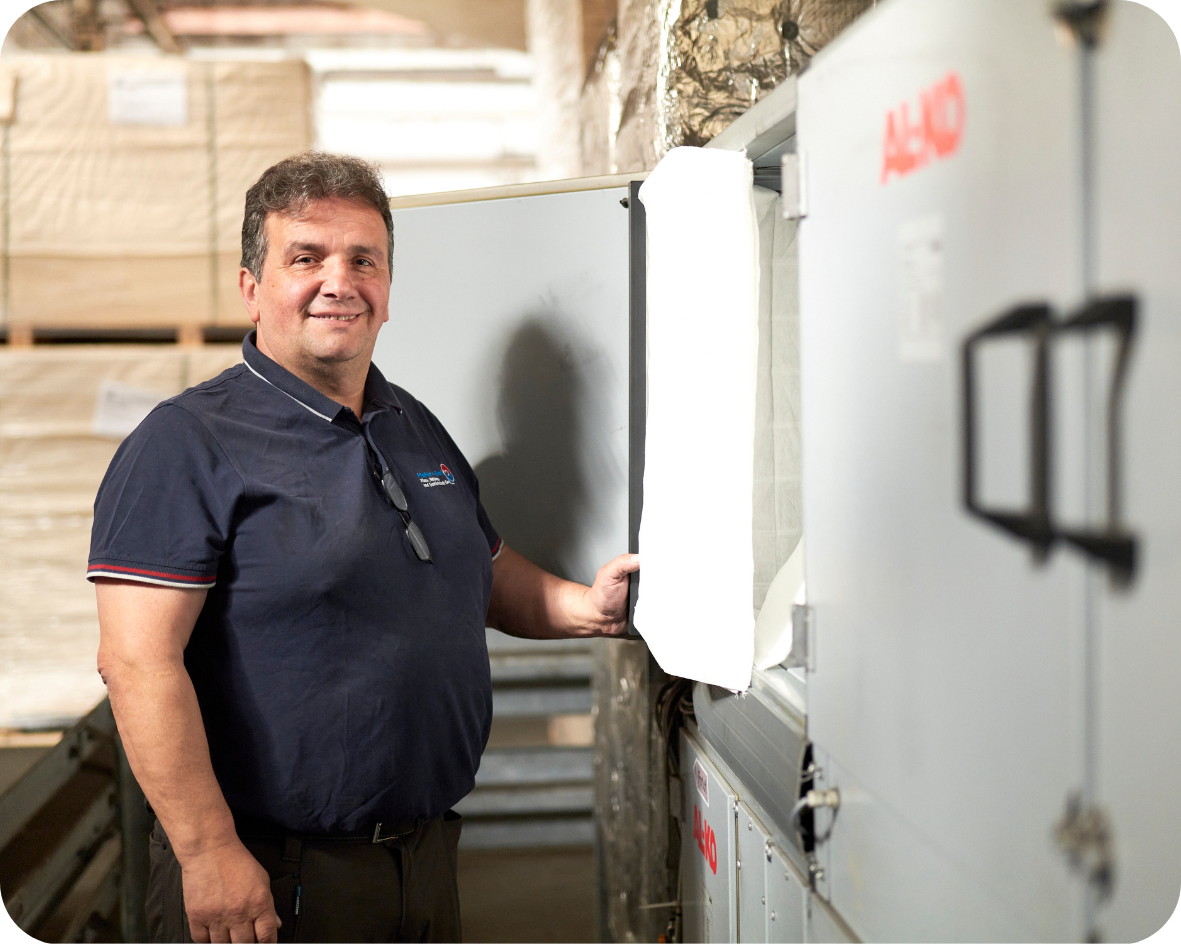 Ein Techniker überprüft einen Schaltschrank