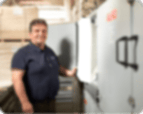 Ein Techniker überprüft einen Schaltschrank