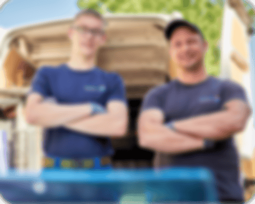 Zwei Monteure stehen vor der offenen Hecktür eines Kundendienstfahrzeuges