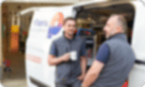 Zwei Mitarbeiter stehen vor der offenen Seitentür eines Transporters