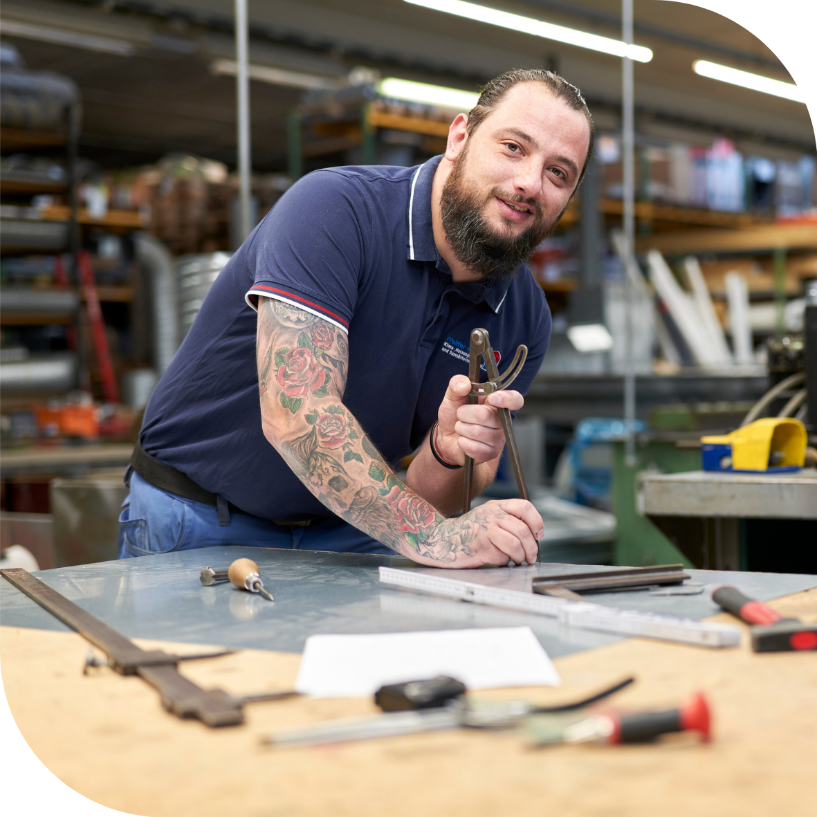 Bild von Dominik, der in der Werkstatt Teile vermisst