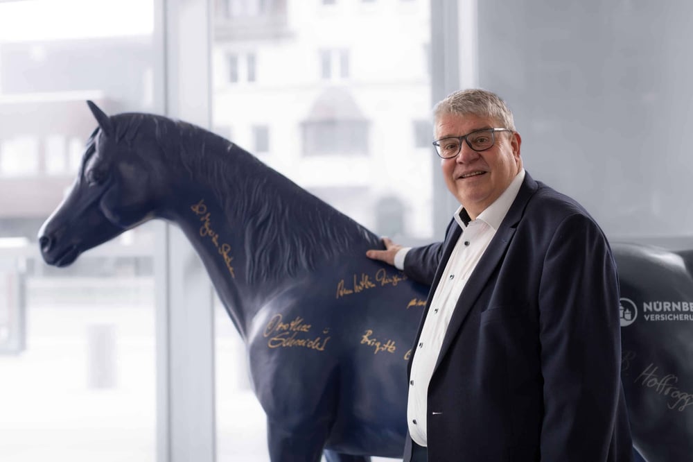 Uwe Neugebauer mit dem blauen Pferd der Nürnberger im Businesstower