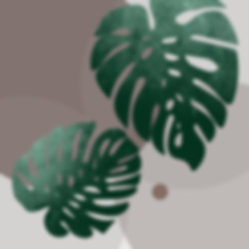 Ein gemütlicher Besprechungsraum im Boho-Stil. Simone Ruhnau lächelt in die Kamera.