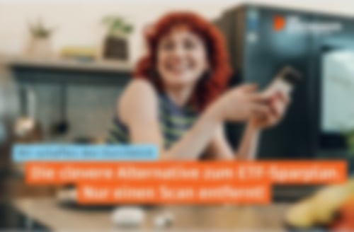 Junge Frau schaut sich die App von Durchblick auf ihrem Smartphone an.