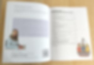 Ein Blick in das Workbook. Die Autorin Simone Ruhnau stellt sich und die Kapitel vor.