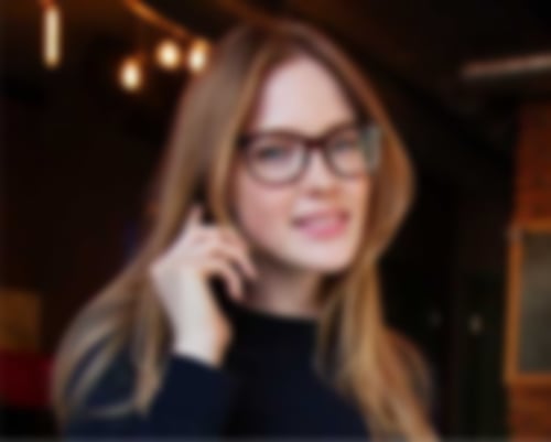 Junge Frau telefoniert