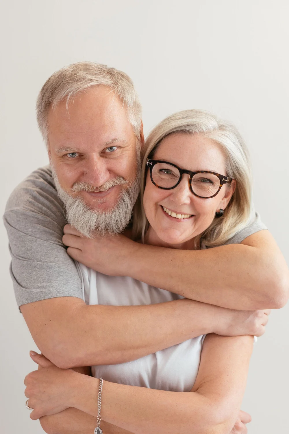 Mann und Frau umarmen sich