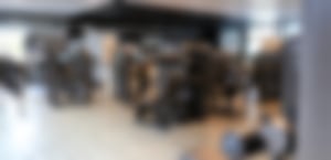 Trainingsfläche mit diversen Fitnessgeräten