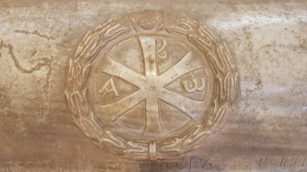 Sarkophag Sonnenkreuz