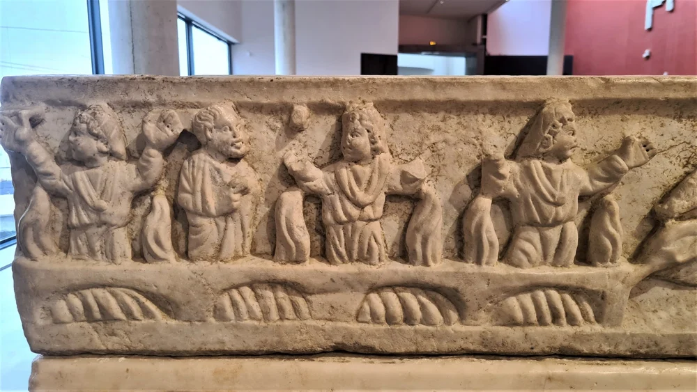 Frühchristlicher Sarkophag der Marcia Romania aus Arles. Die drei Jünglinge im Feuerofen.