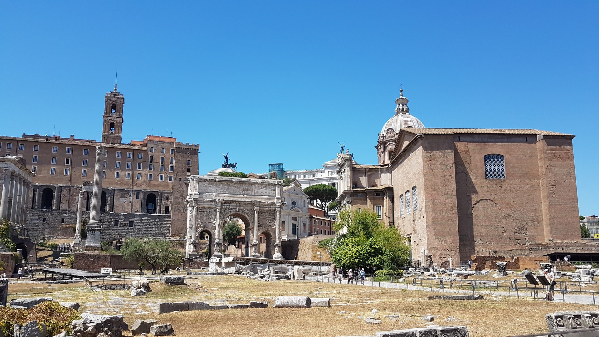Die Curia (rechts) und der Bogen des Septimius Severus