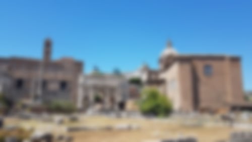 Die Curia (rechts) und der Bogen des Septimius Severus