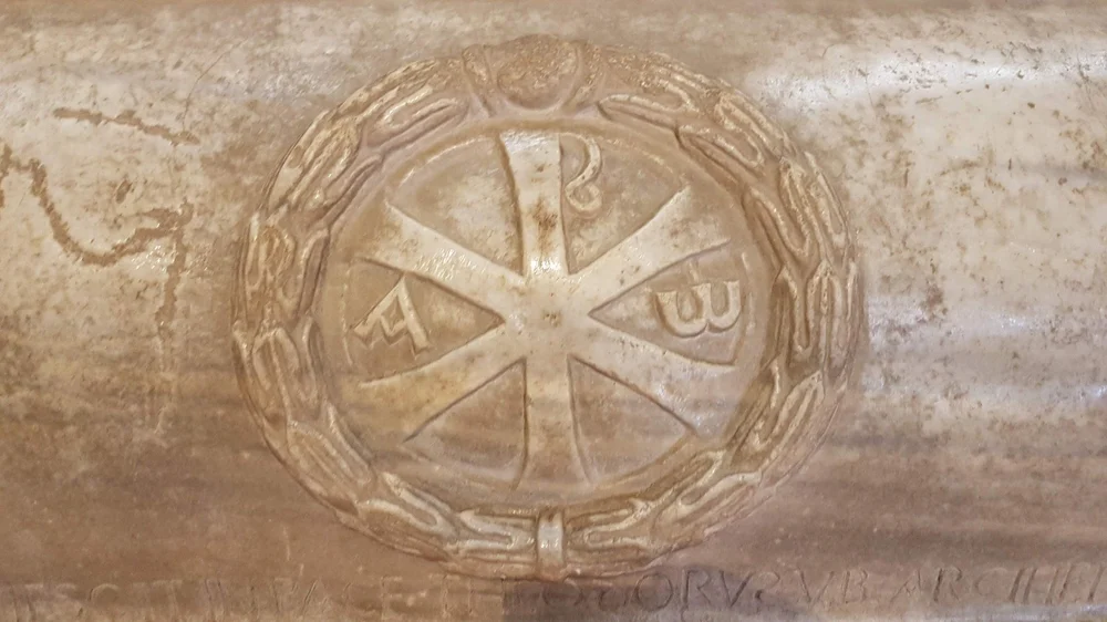 Ravenna Sarkophag Sonnenkreuz Christusmonogramm
