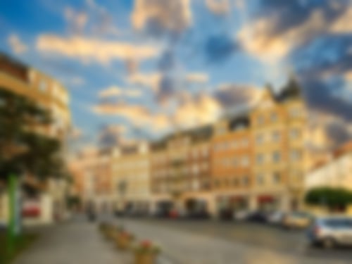 Straßenflucht mit Gründerzeithäusern mit blauem Himmel und weißen Wolken