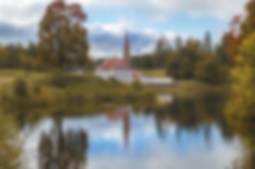 abgelegene Kirche an einem See mit grüner Landschaft