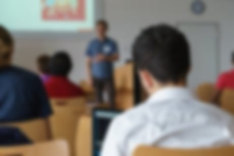 Menschen, die in einem Vortrag sitzen