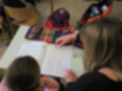 Kind und Frau beim Hausaufgaben machen