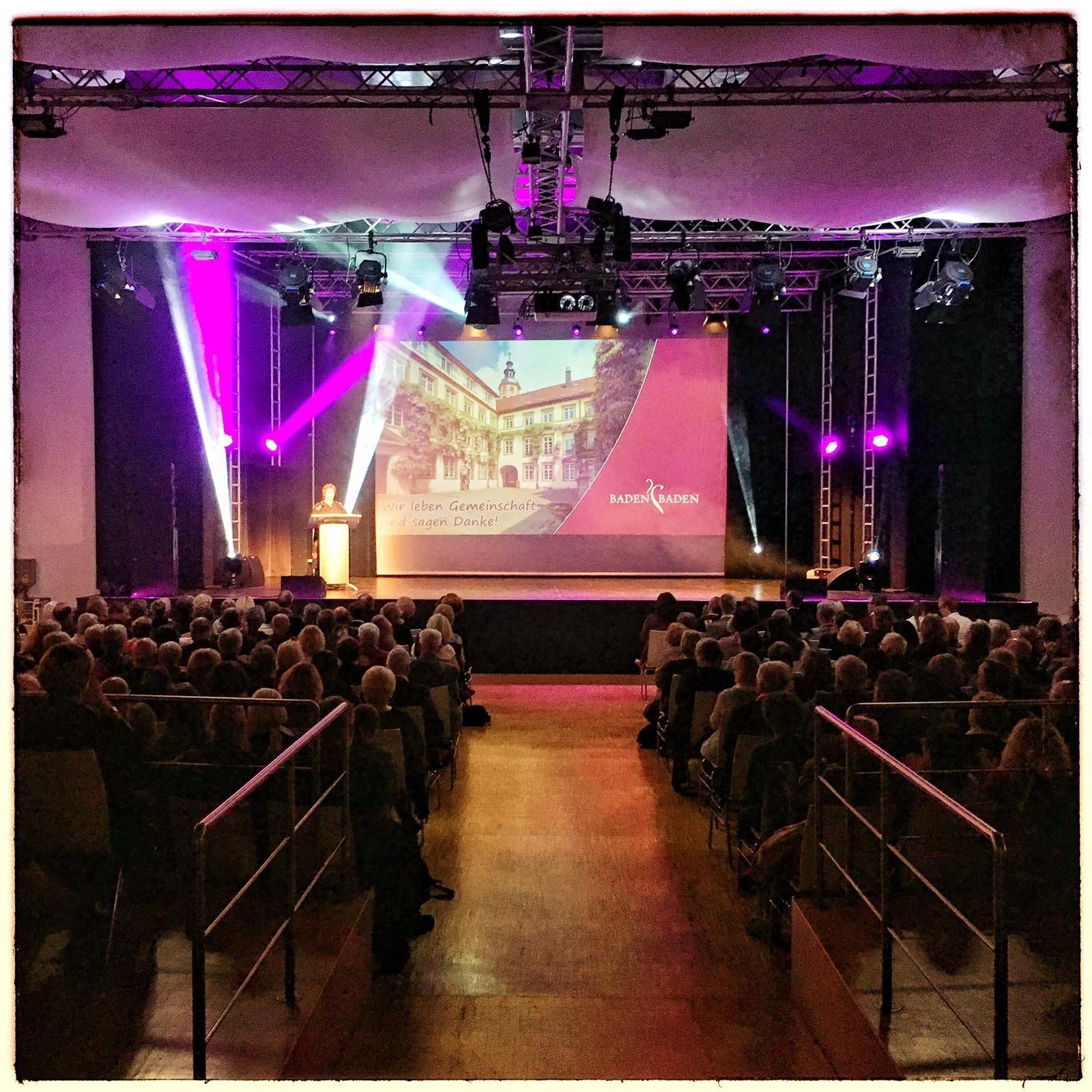 Bühne in festlicher Stimmung mit Publikum im Vordergrund