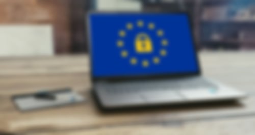 Laptop mit EU Flagge und Vorhängeschloss auf dem Desplay