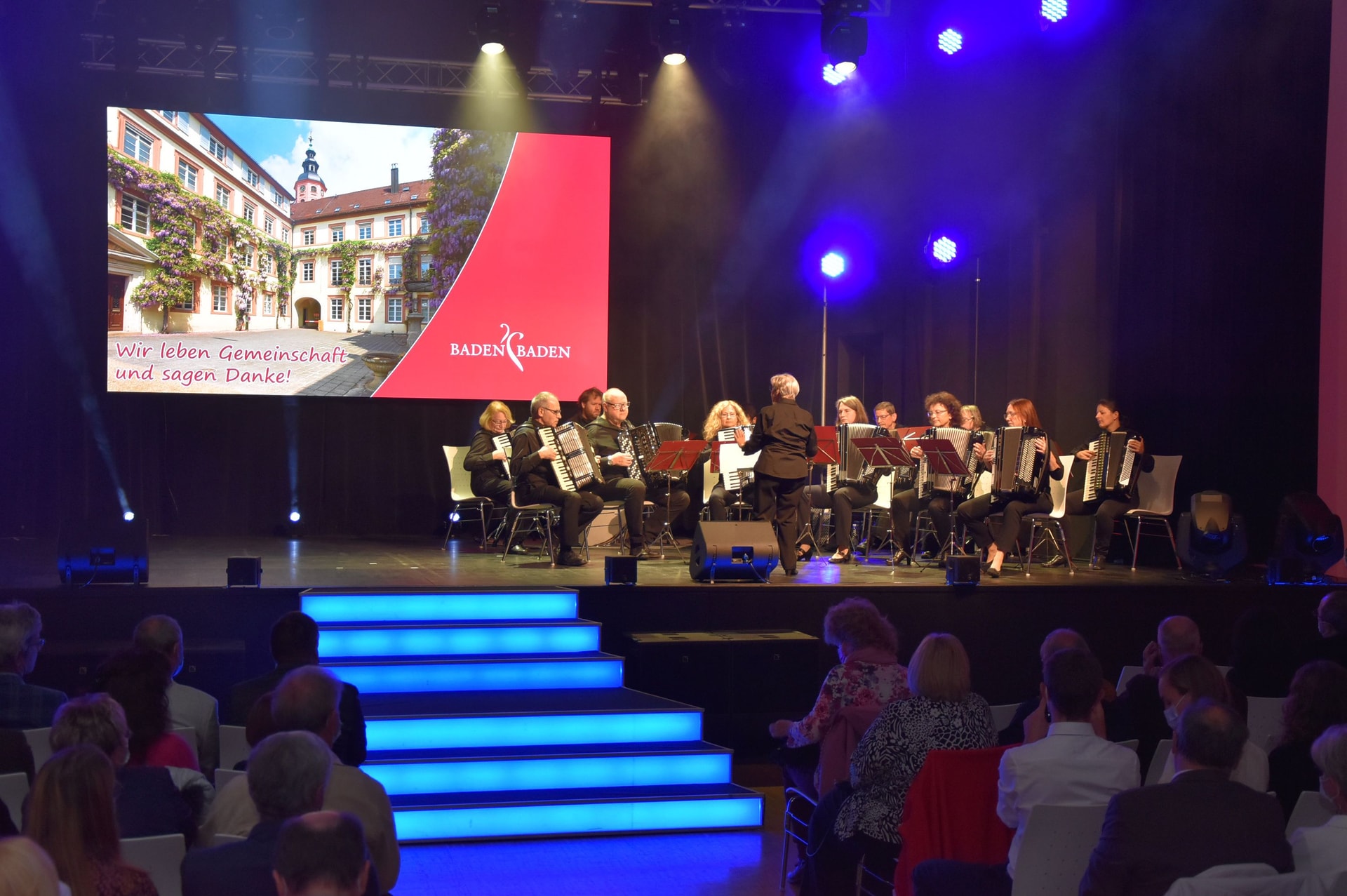 Bühne in festlicher Stimmung. Auf der Bühne eine Akkordiongruppe