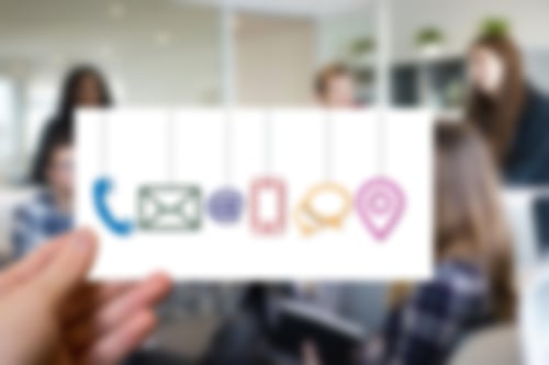 Hand hält Karte mit Icons für Kontaktmöglichkeiten
