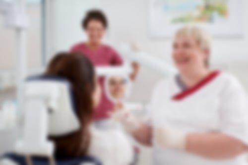 Beim allerersten Termin lernen wir uns lediglich kennen. Ich nehme Ihren Befund auf und bespreche mit Ihnen die Situation. Weiter geschieht beim ersten Termin nichts. Anschließend entscheiden Sie in Ruhe, ob ich die richtige Behandlerin für Sie bin.