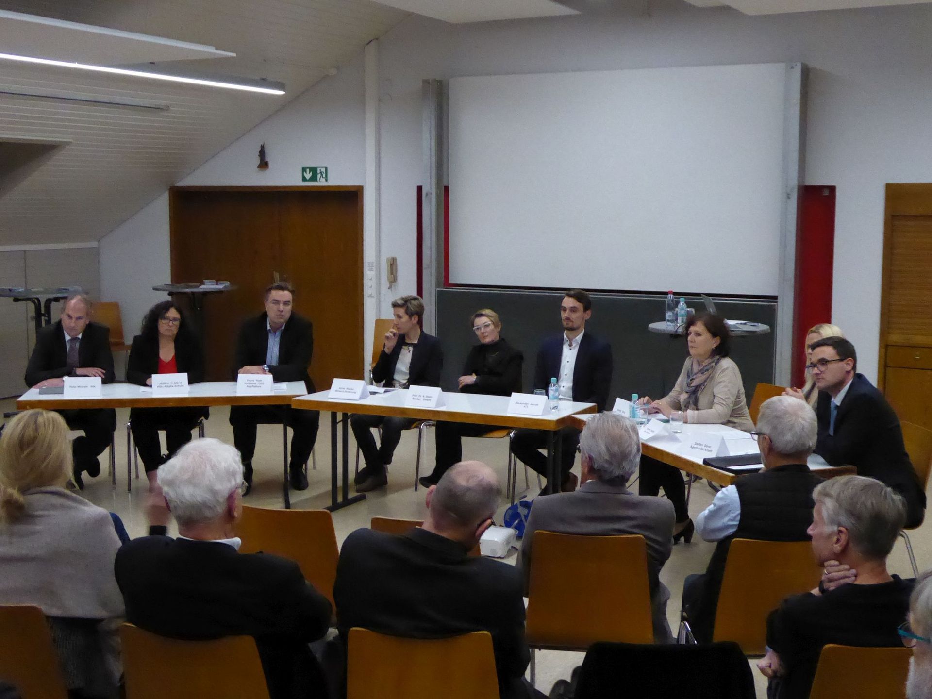 Diskusionsrunde - Menschen sitzen im Kreis