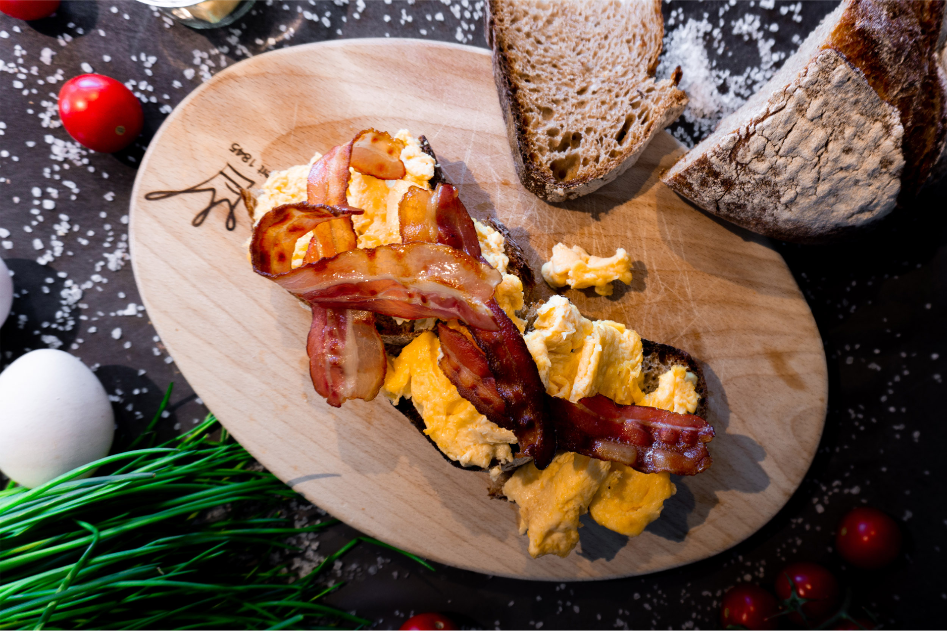 Belegtes Brot mit Rührei und Bacon von der Bäckerei Essmanns Backstube.