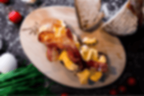 Rustikale Brotscheibe belegt mit fluffigem Rührei und krossem Bacon – Stramme Berta bei Essmann’s Backstube