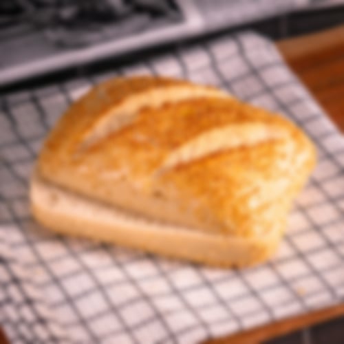 Luftiges Weizenbrötchen mit goldgelber Kruste, 18 Stunden Teigruhe und feiner Sesambestreuung bei Essmann’s Backstube