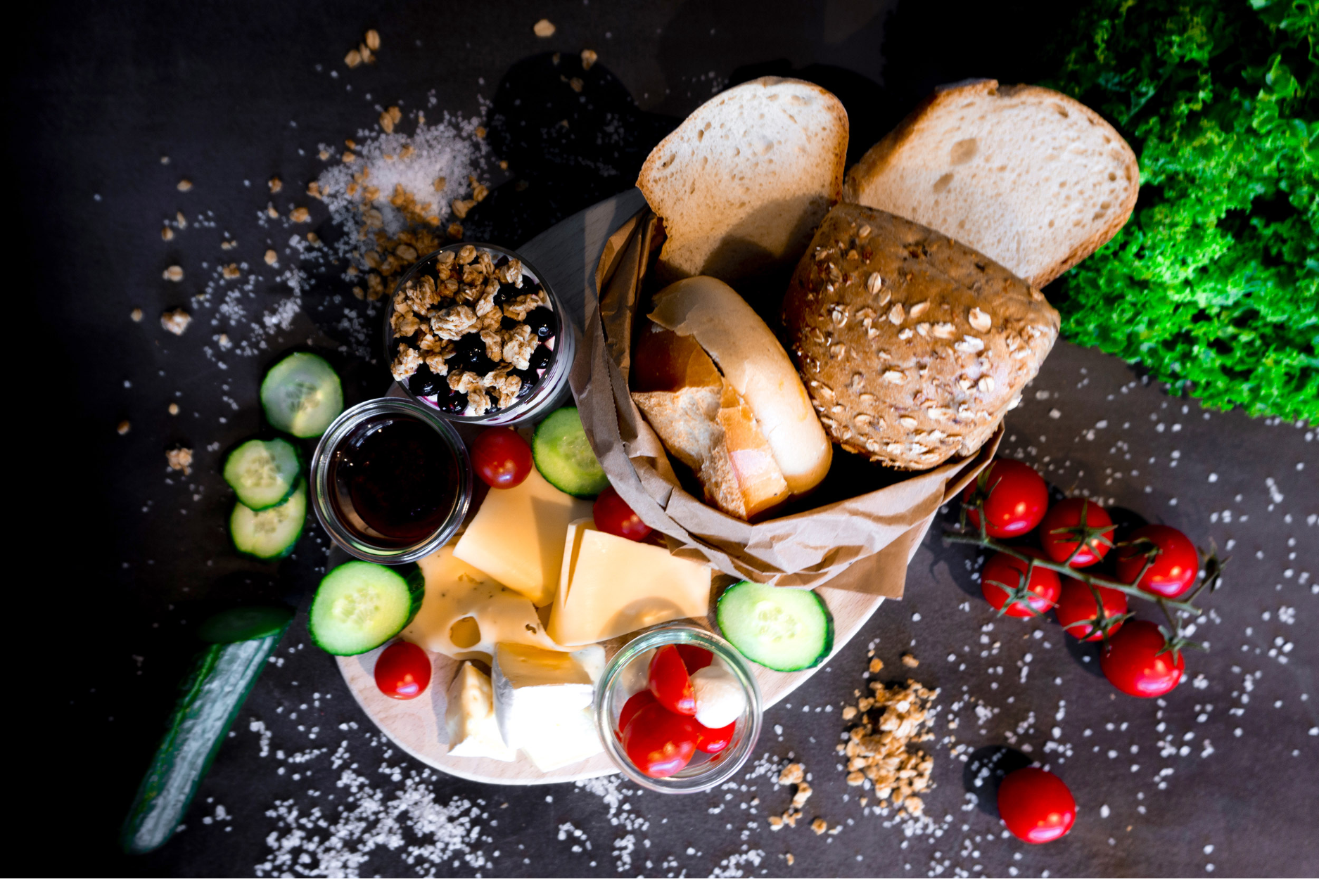 Großes Frühstück mit vielen leckeren beilagen mit frischen Brötchen von der Bäckerei Essmanns Backstube.