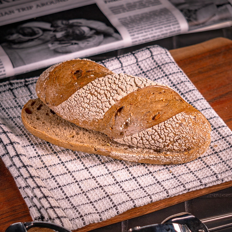 Rustikales Bio-Weizenbrötchen mit Saaten, aufgerissener Mehlkruste und handwerklich geformt bei Essmann’s Backstube