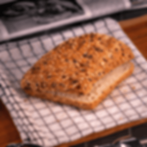 Knuspriges Schokocroissant mit zarter Butternote, gefüllt und verziert mit feiner Schokocreme bei Essmann’s Backstube