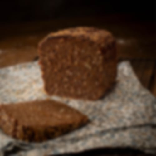 Kräftiges Roggenvollkornbrot mit saftiger Krume, gebacken mit hauseigenem Roggenvollkornsauerteig bei Essmann’s Backstube