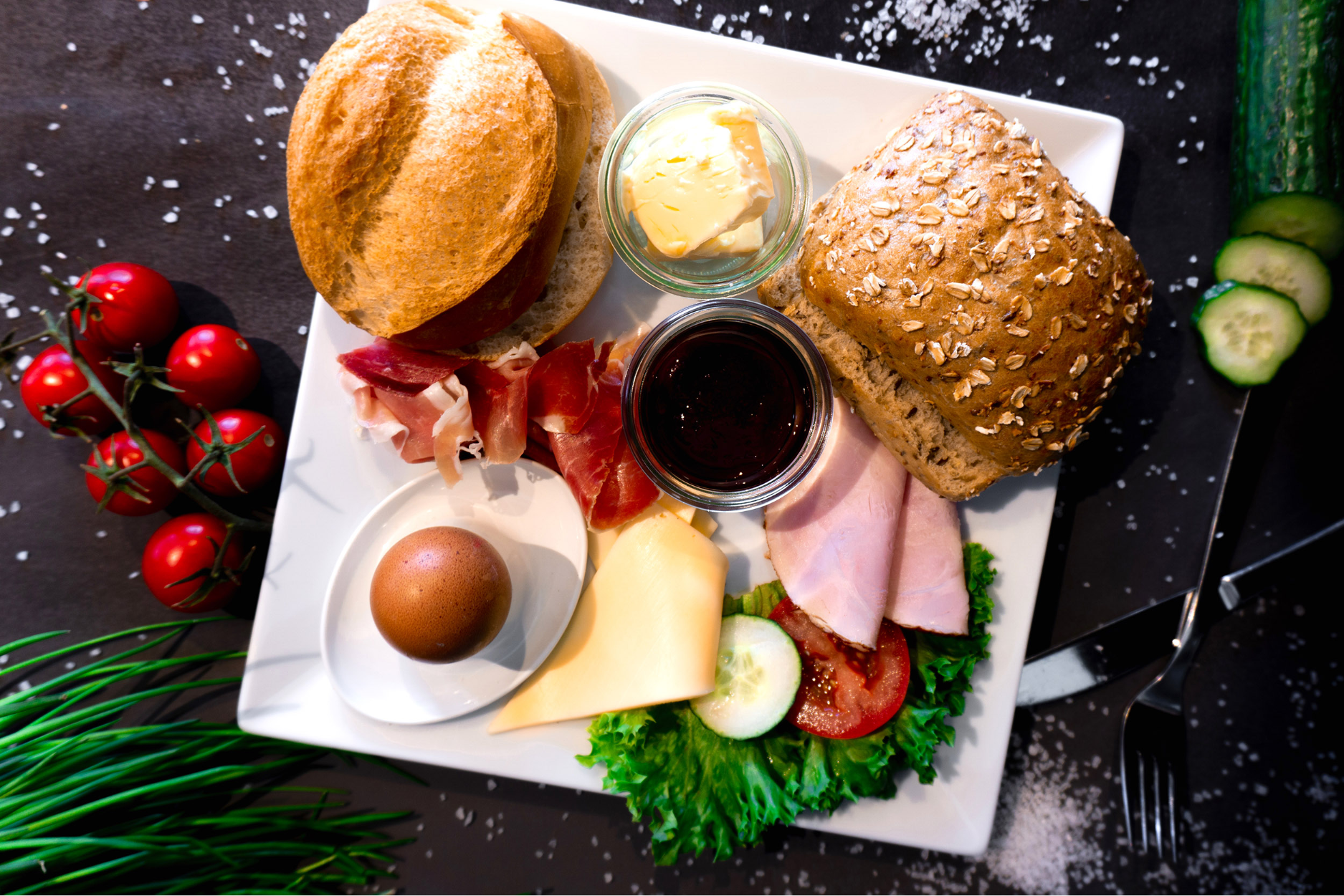 Großes Frühstück mit beilagen und ein Heißgetränk nach Wahl mit frischen Brötchen von der Bäckerei Essmanns Backstube.