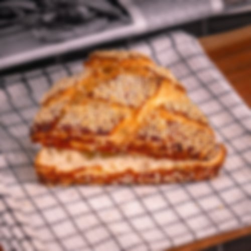 Goldbraune Laugenecke aus Croissantteig, mit röscher Kruste und fein bestreutem Sesam bei Essmann’s Backstube