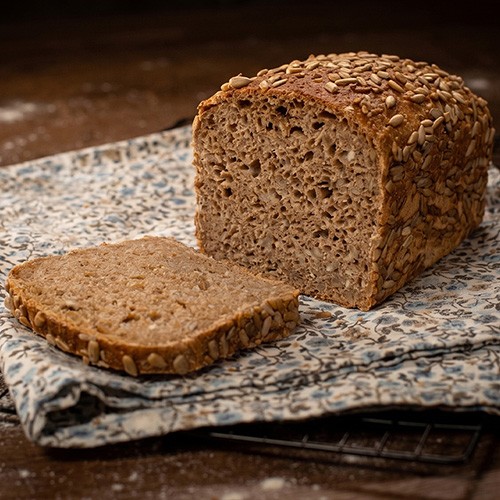 Krustiges Bio-Weizenmischbrot mit Bio-Roggen und Bio-Körnern wie Sesam, Leinsaat und Kürbiskernen bei Essmann’s Backstube