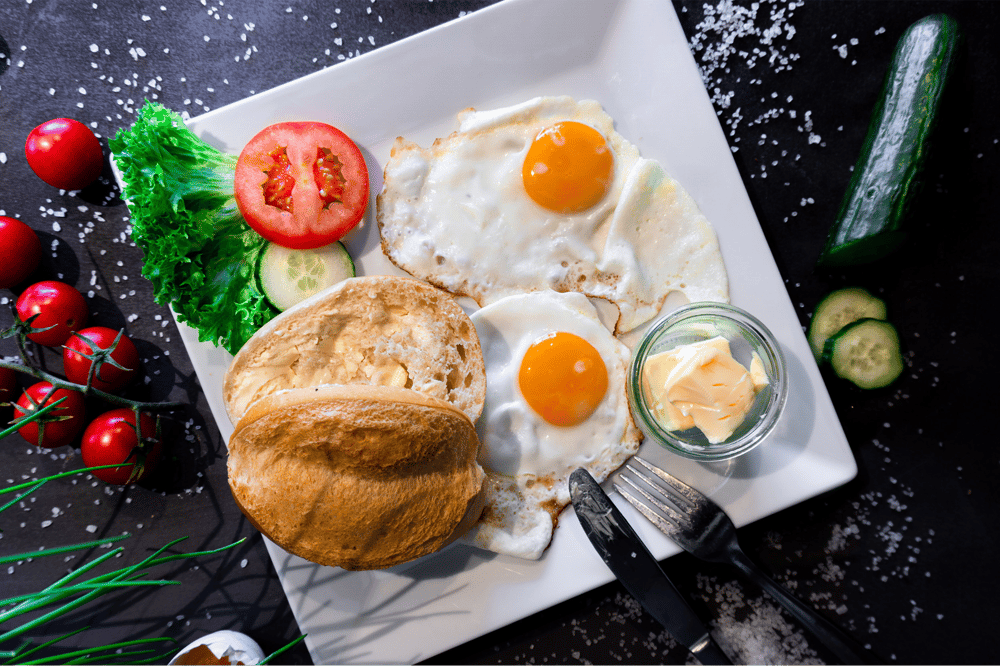 Ein Kleines Frühstück mit Spiegeleiern und frischen Brötchen von der Bäckerei Essmanns Backstube.