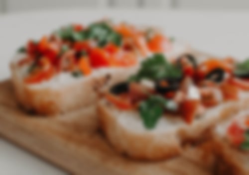 Knuspriges Landbrot mit aromatischen Tomaten, Zwiebeln, schwarzen Oliven und frischer Petersilie – Bruschetta