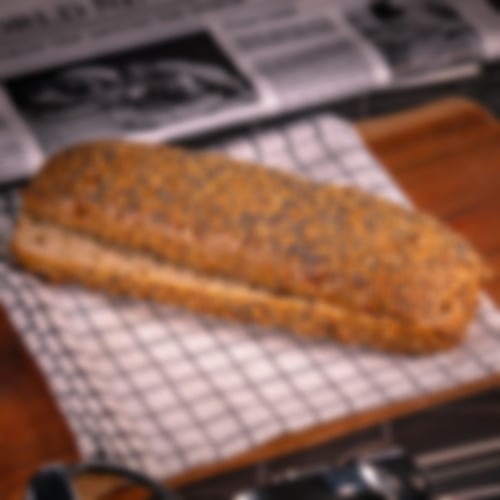 Kerniges Langstück mit Blaumohn und Sesam bestreut, auf Sonnenblumenkernen gebacken bei Essmann’s Backstube