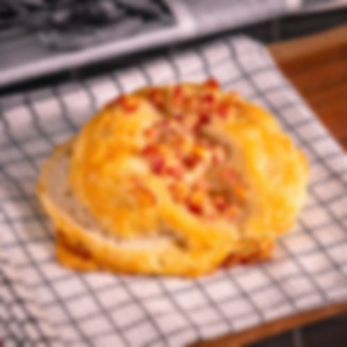 Herzhaftes Weizenbrötchen mit saftigen Schinkenwürfeln und goldgelber Käsekruste überbacken bei Essmann’s Backstube