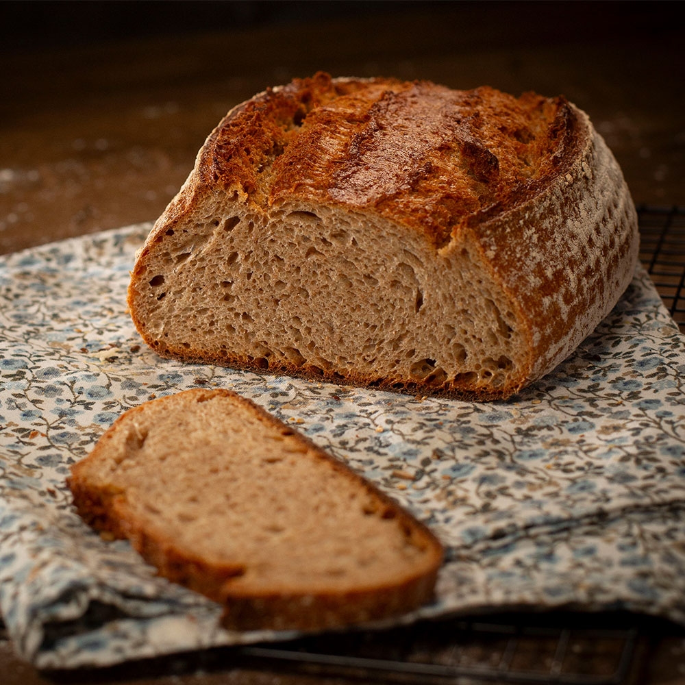 Kräftiges Dinkelbrot aus Ruchmehl mit aromatischer Kruste und saftiger Krume bei Essmann’s Backstube