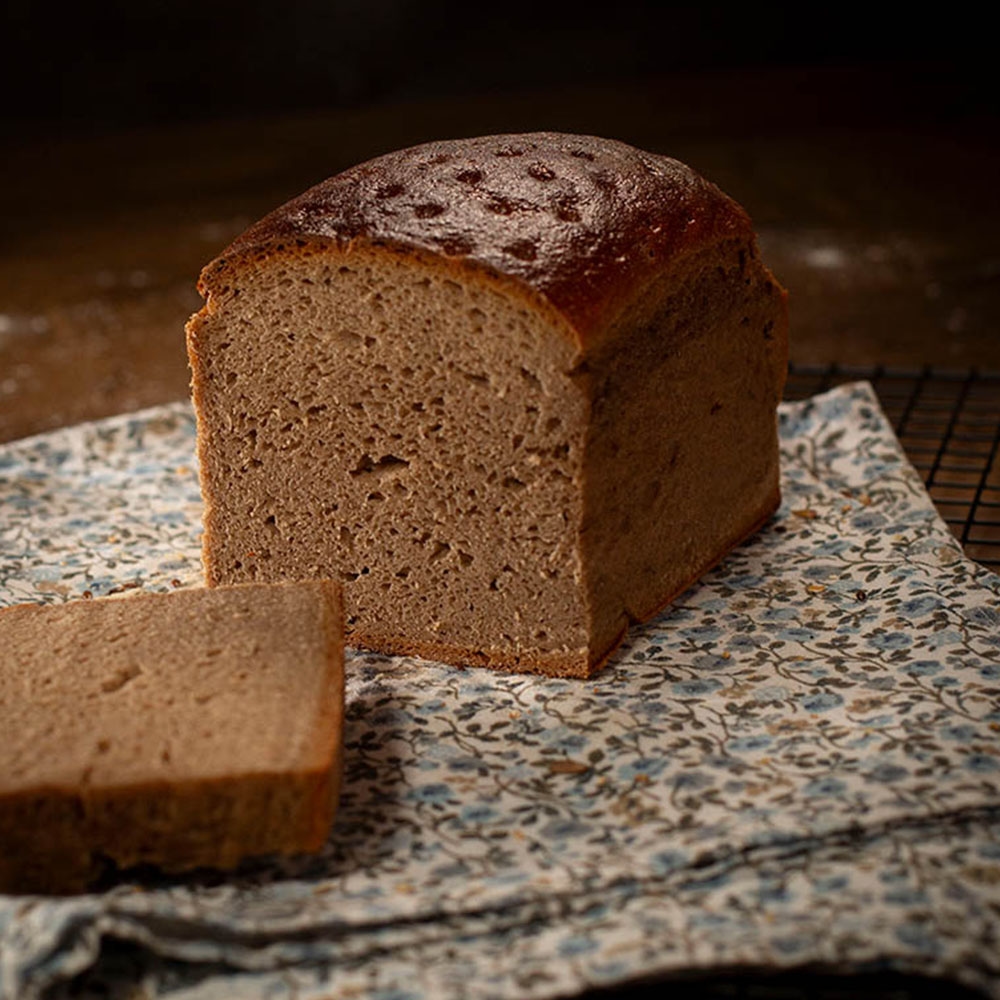 Saftiges Roggenmischbrot mit Sauerteig und weicher Kruste – ideal für herzhafte oder süße Beläge bei Essmann’s Backstube